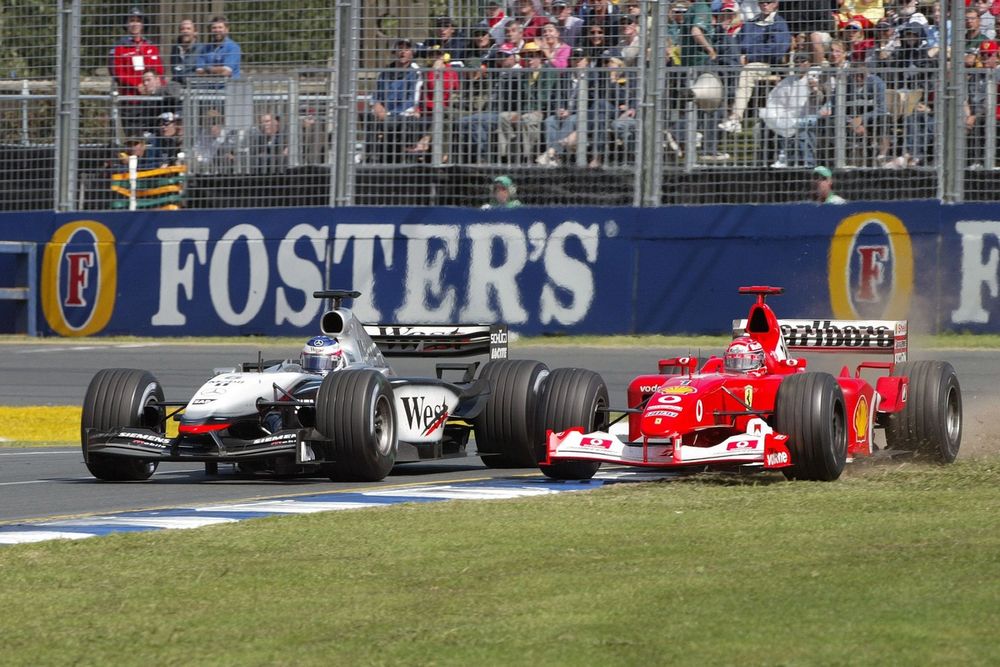 Michael Schumacher, Ferrari F2002, pelea con Kimi Raikkonen, Team McLaren Mercedes MP4/17D