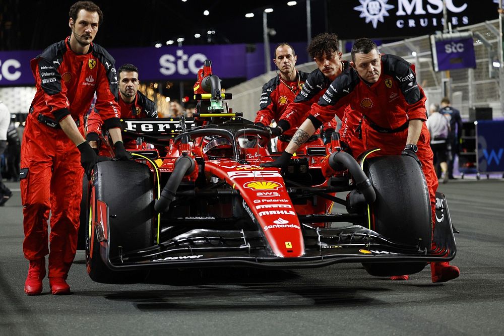 Carlos Sainz, Ferrari SF-23, arrives on the grid with his mechanics