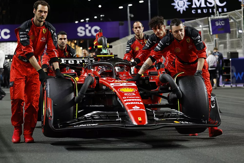 Carlos Sainz, Ferrari SF-23, llega a la parrilla con sus mec&aacute;nicos