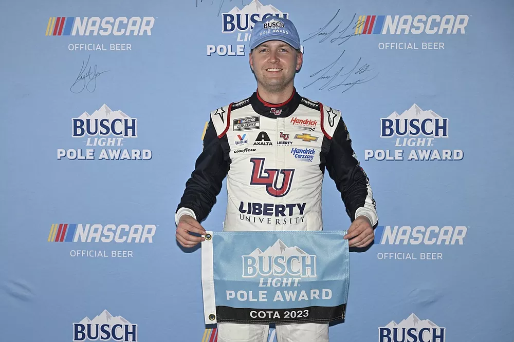 Ganador de la pole William Byron, Hendrick Motorsports, Liberty University Chevrolet Camaro 