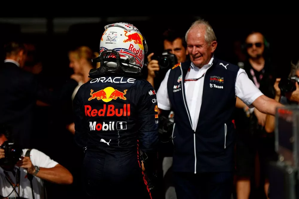 Max Verstappen, Red Bull Racing, 1&ordf; posici&oacute;n, celebra su llegada al Parc Ferme con Helmut Marko, asesor de Red Bull Racing