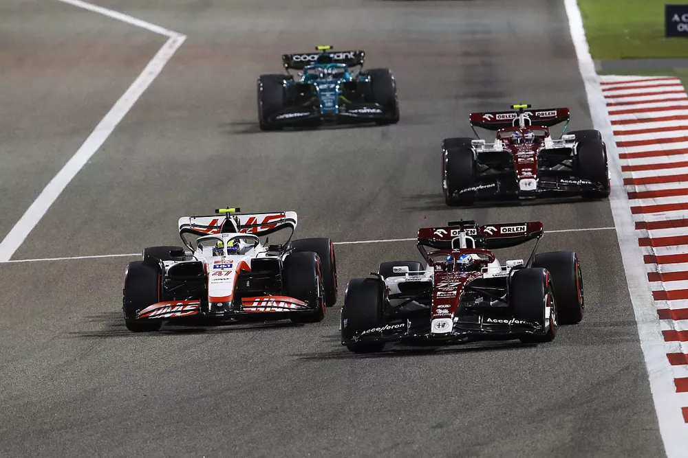 Valtteri Bottas, Alfa Romeo C42, Mick Schumacher, Haas VF-22, Guanyu Zhou, Alfa Romeo C42