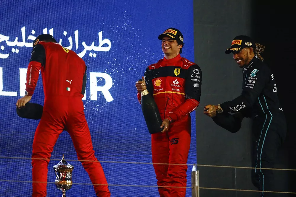 Le vainqueur Charles Leclerc, Ferrari, le troisi&egrave;me Lewis Hamilton, Mercedes-AMG, et le deuxi&egrave;me Carlos Sainz Jr., Ferrari, sur le podium