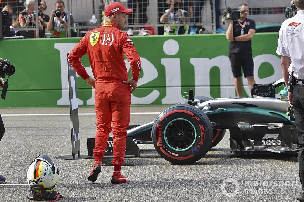 Sebastian Vettel, Ferrari, revisa el Mercedes AMG F1 W10