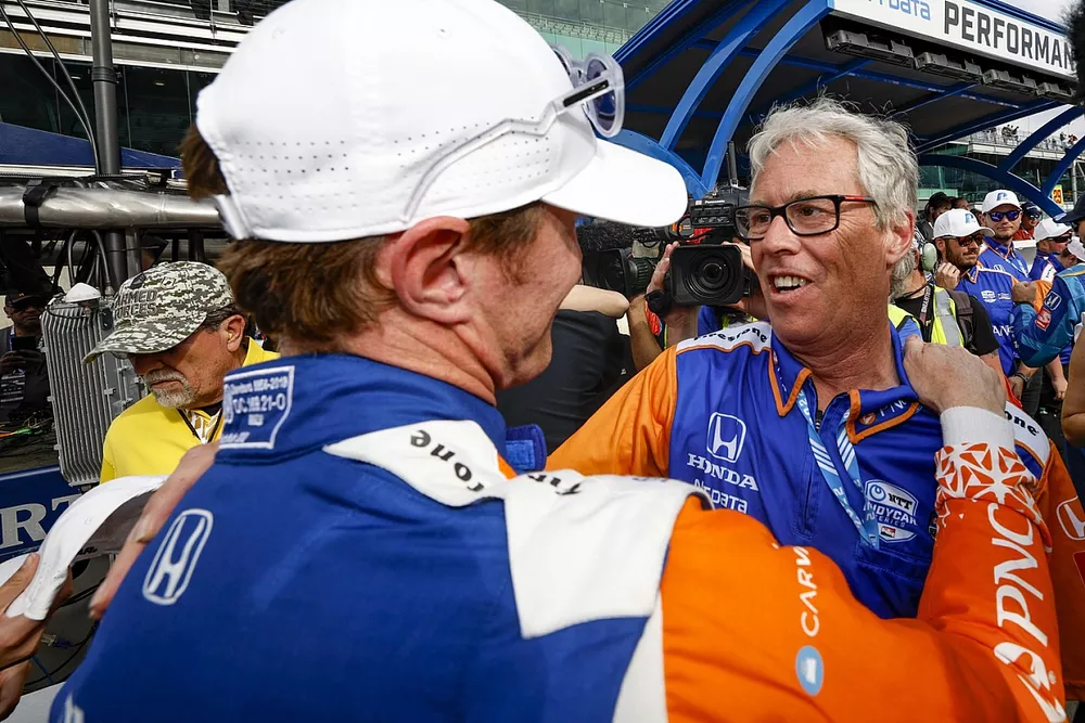 Pole award winner Scott Dixon, Chip Ganassi Racing Honda celebrates his pole award, engineer Michael Cannon
