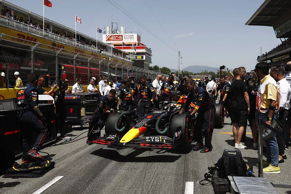 Max Verstappen, Red Bull Racing RB18, arrives on the grid 