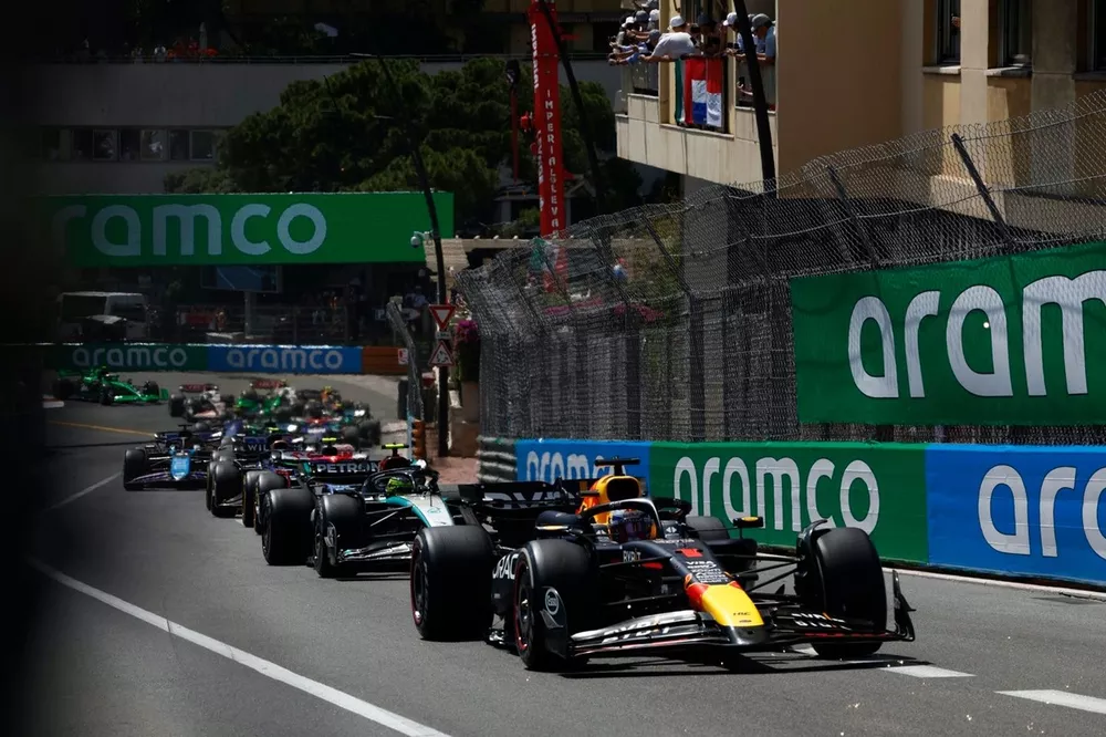 Max Verstappen, Red Bull Racing RB20, Lewis Hamilton, Mercedes F1 W15, Yuki Tsunoda, RB F1 Team VCARB 01, the remainder of the field at the start