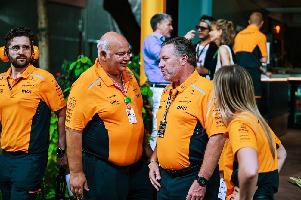 Rob Marshall, jefe dise&ntilde;ador de McLaren F1 y Zak Brown, CEO de McLaren Racing
