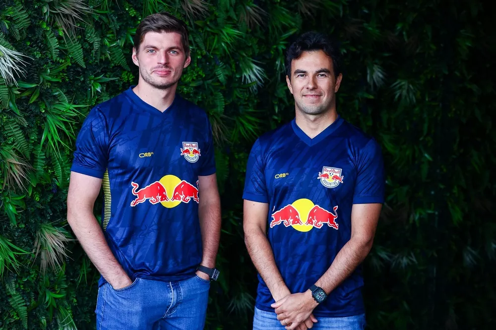 Red Bull Bragantino e Oracle Red Bull Racing lan&ccedil;am camisa em homenagem aos 20 anos da escuderia. Na foto, Max Verstappen, Sergio P&eacute;rez (Checo); 