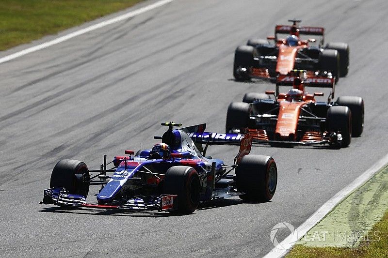 Carlos Sainz Jr., Scuderia Toro Rosso STR12, Stoffel Vandoorne, McLaren MCL32, Fernando Alonso, McLa