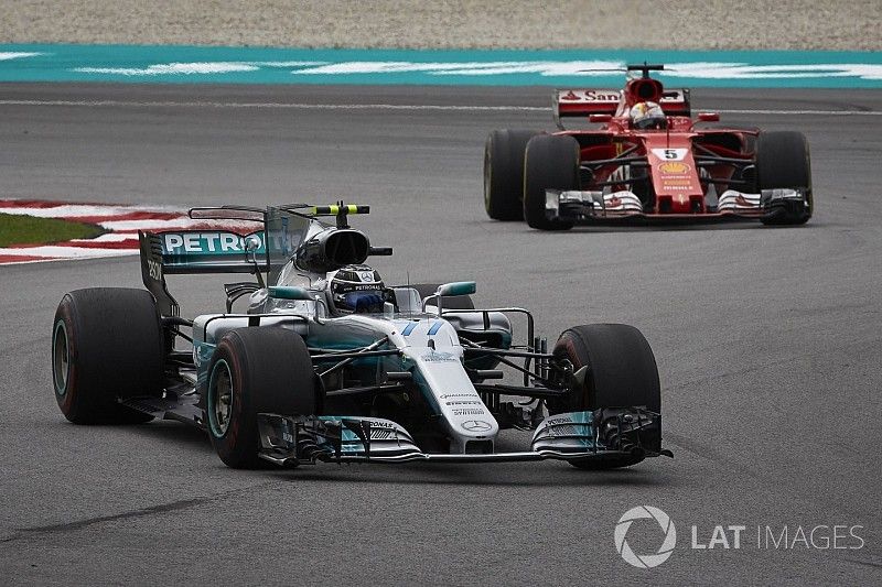 Valtteri Bottas, Mercedes AMG F1 W08, Sebastian Vettel, Ferrari SF70H