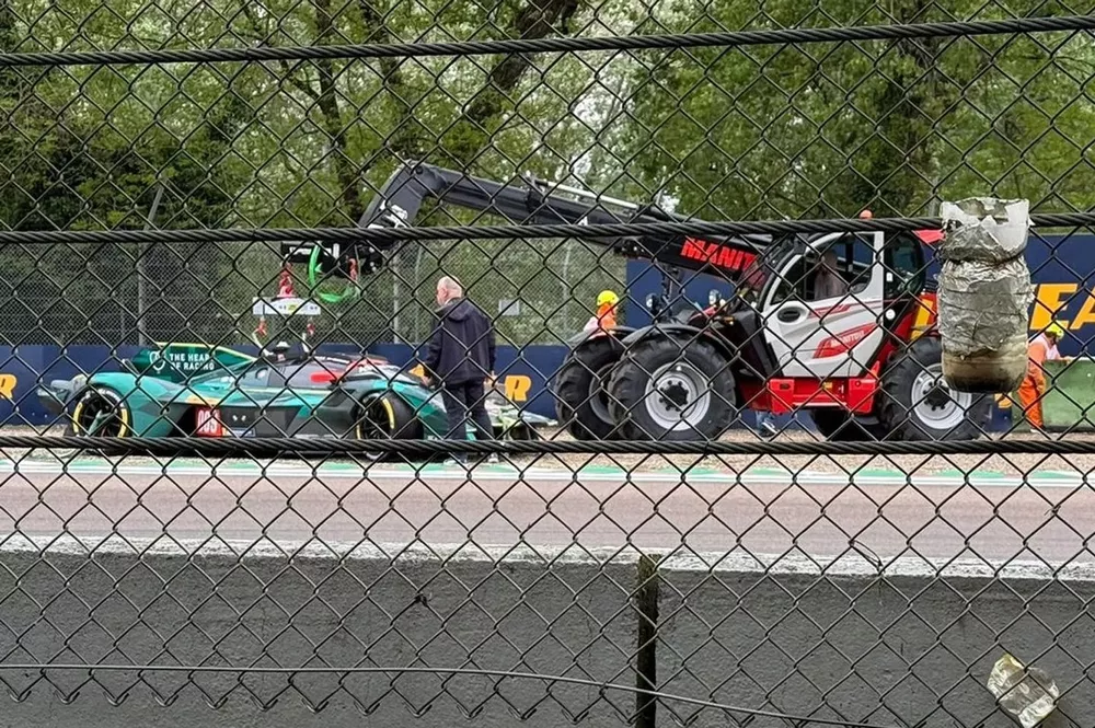 Aston Martin crash in Proloog Imola