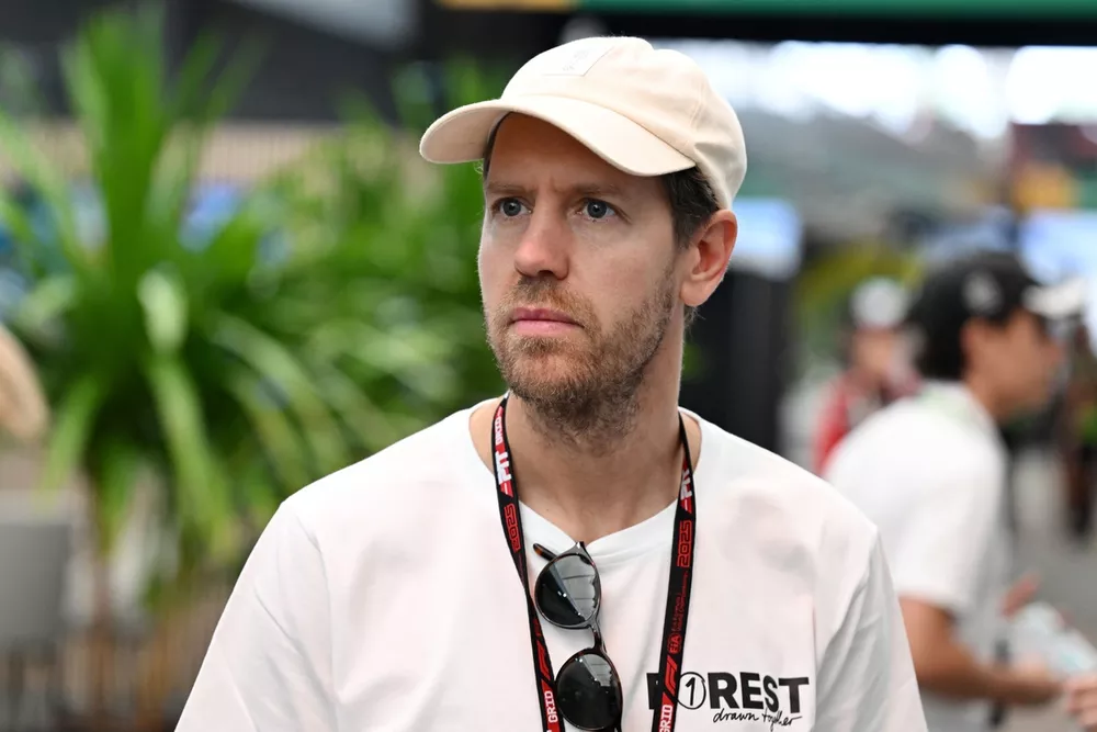Sebastian Vettel llega al Paddock
