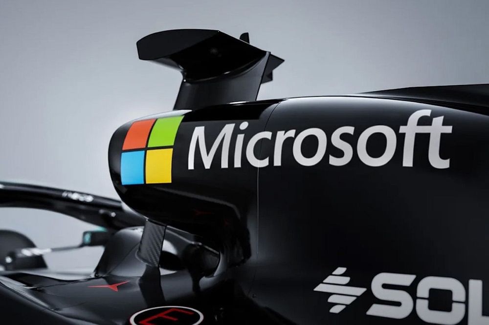 Le logo Microsoft sur la Mercedes