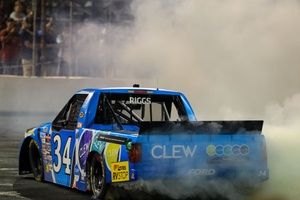 NASCAR Truck: Riggs vence em Indianápolis com desempenho dominante