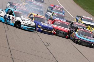 VIDEO: 12 pilotos chocan en la carrera de la NASCAR Truck Series en Michigan