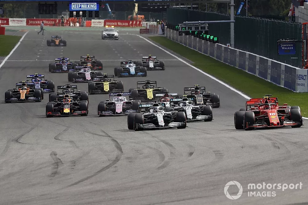 Charles Leclerc, Ferrari SF90, devant Sebastian Vettel, Ferrari SF90, Lewis Hamilton, Mercedes AMG F1 W10, Valtteri Bottas, Mercedes AMG W10, et le reste du peloton au d&eacute;part