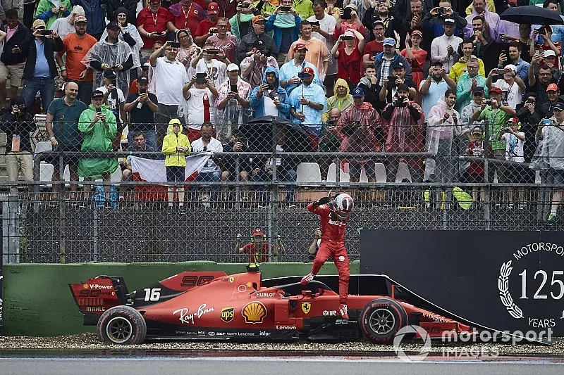 Charles Leclerc, Ferrari, sort de sa voiture endommag&eacute;e