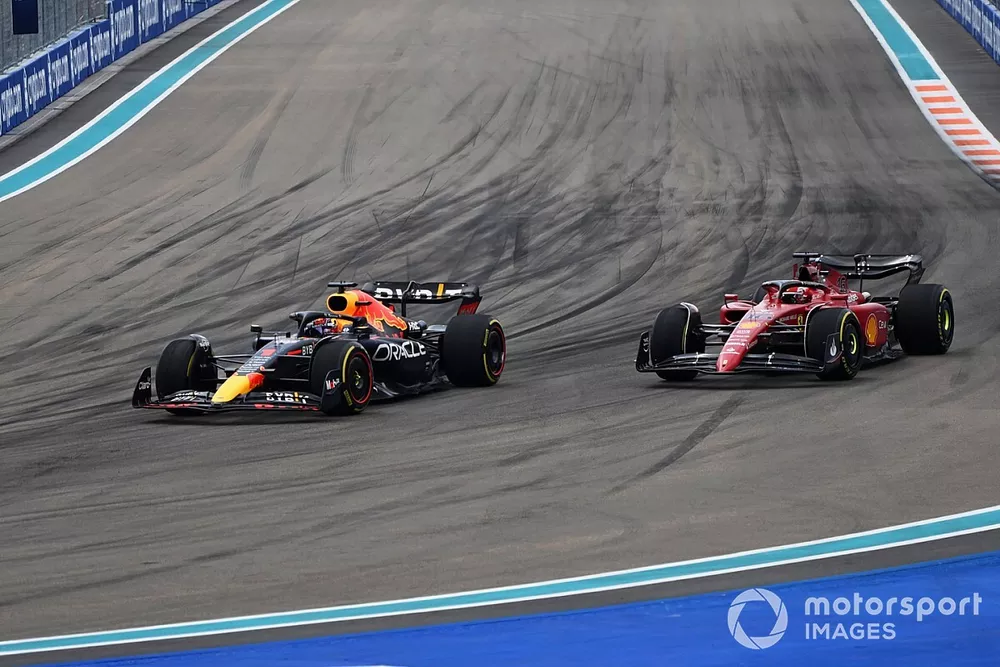 Max Verstappen, Red Bull Racing RB18, Charles Leclerc, Ferrari F1-75