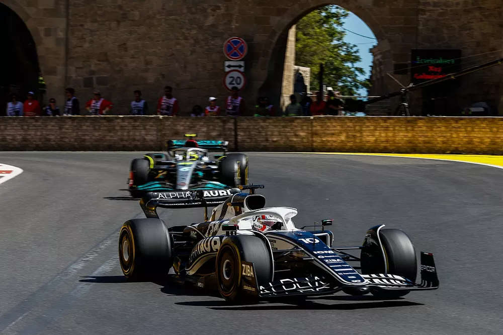 Pierre Gasly, AlphaTauri AT03, Lewis Hamilton, Mercedes W13