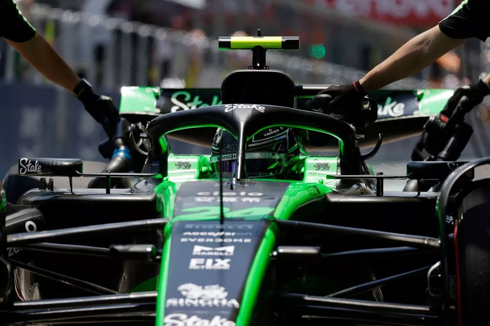 Mechanics push Zhou Guanyu, Stake F1 Team KICK Sauber C44 