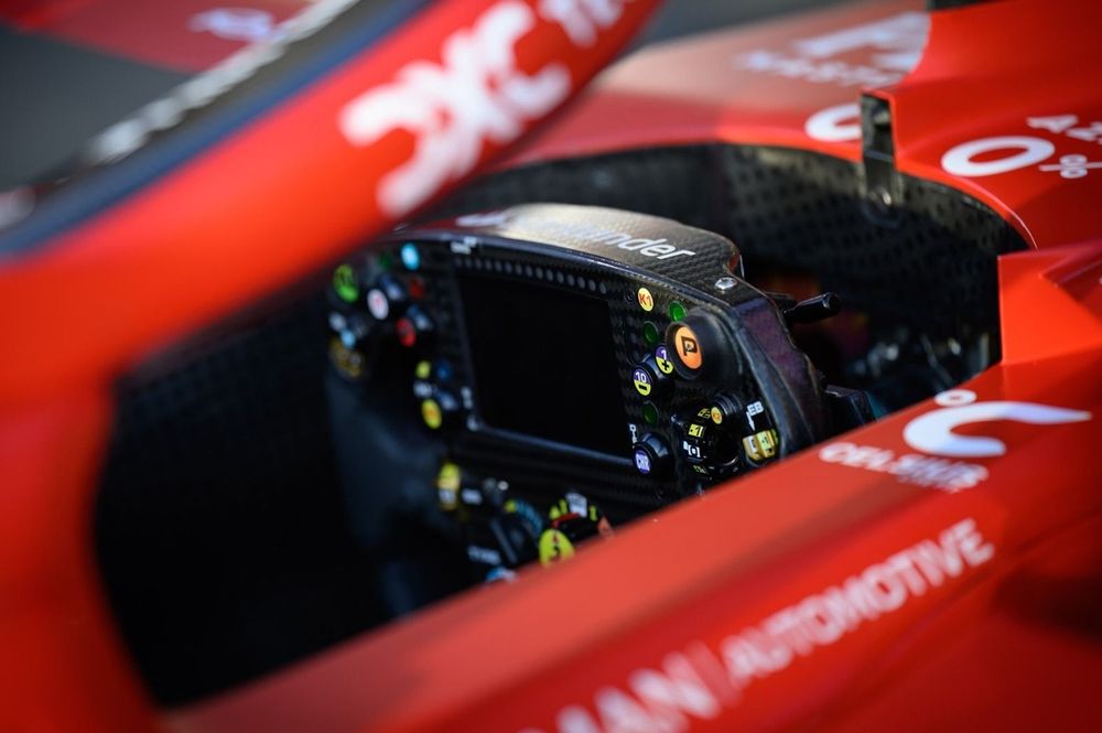 Hamilton nimmt Änderungen vor: Lenkrad fast wie bei Mercedes