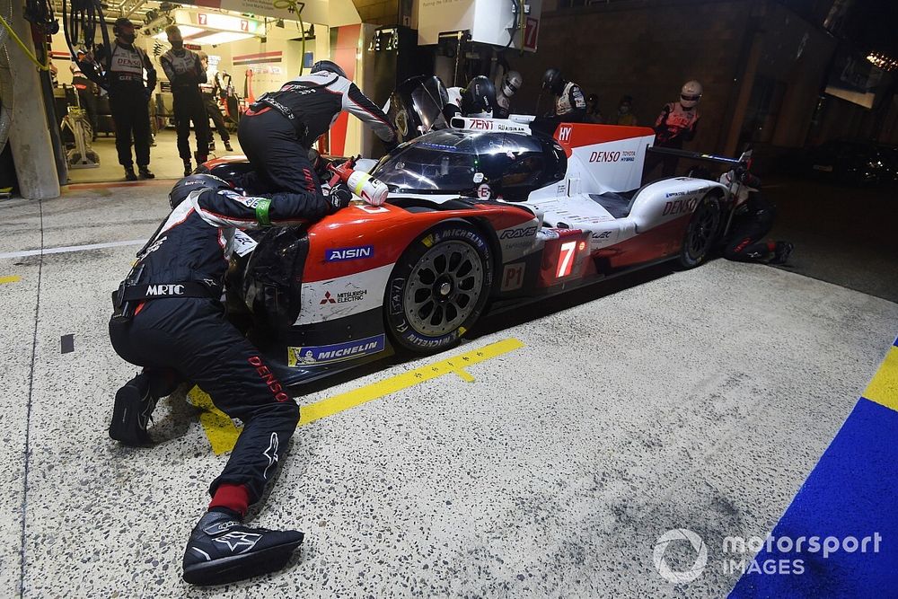 Pitstop #7 Toyota Gazoo Racing Toyota TS050: Mike Conway, Kamui Kobayashi, Jose Maria Lopez