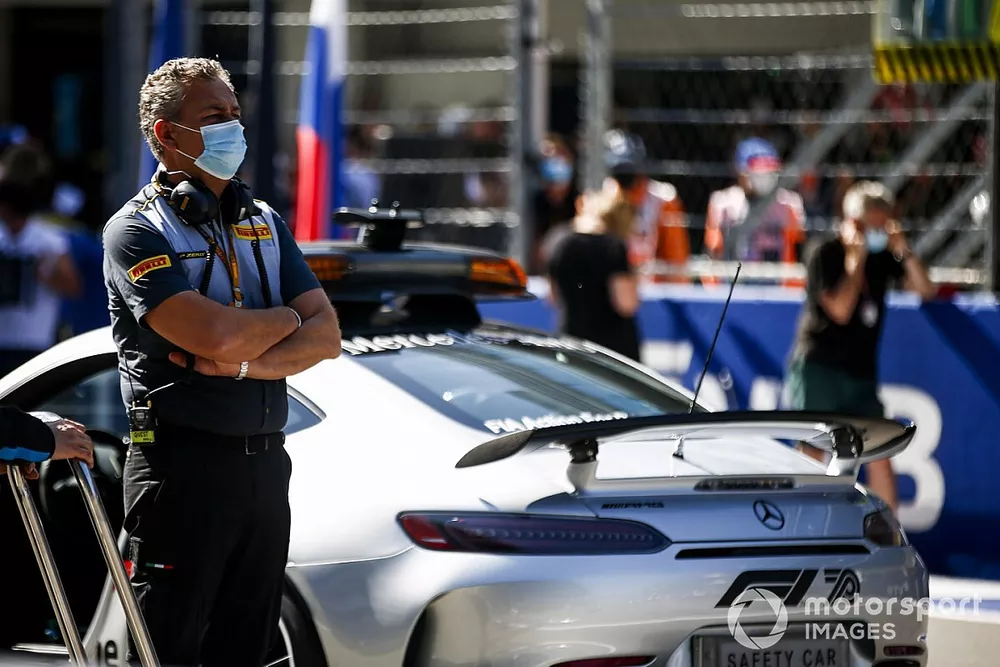 Mario Isola, director de carreras de Pirelli Motorsport, en la parrilla de salida