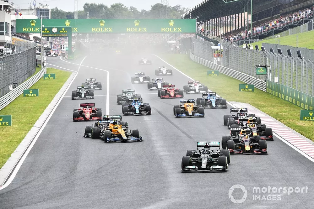 Lewis Hamilton, Mercedes W12, Max Verstappen, Red Bull Racing RB16B, Sergio Perez, Red Bull Racing RB16B, Valtteri Bottas, Mercedes W12, Lando Norris, McLaren MCL35M, en de rest van het veld tijdens de start van de race