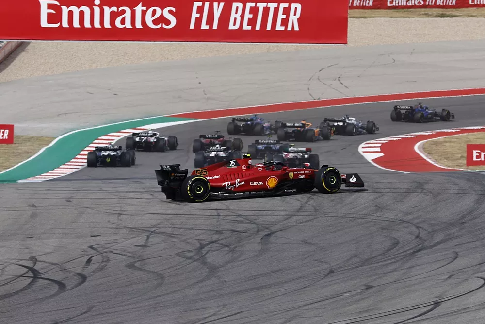 Carlos Sainz, Ferrari F1-75, hace un trompo en la primera curva de la primera vuelta