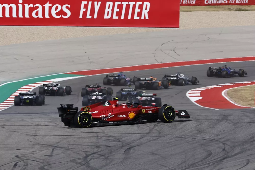 Carlos Sainz, Ferrari F1-75, spins out in the first corner on the opening lap