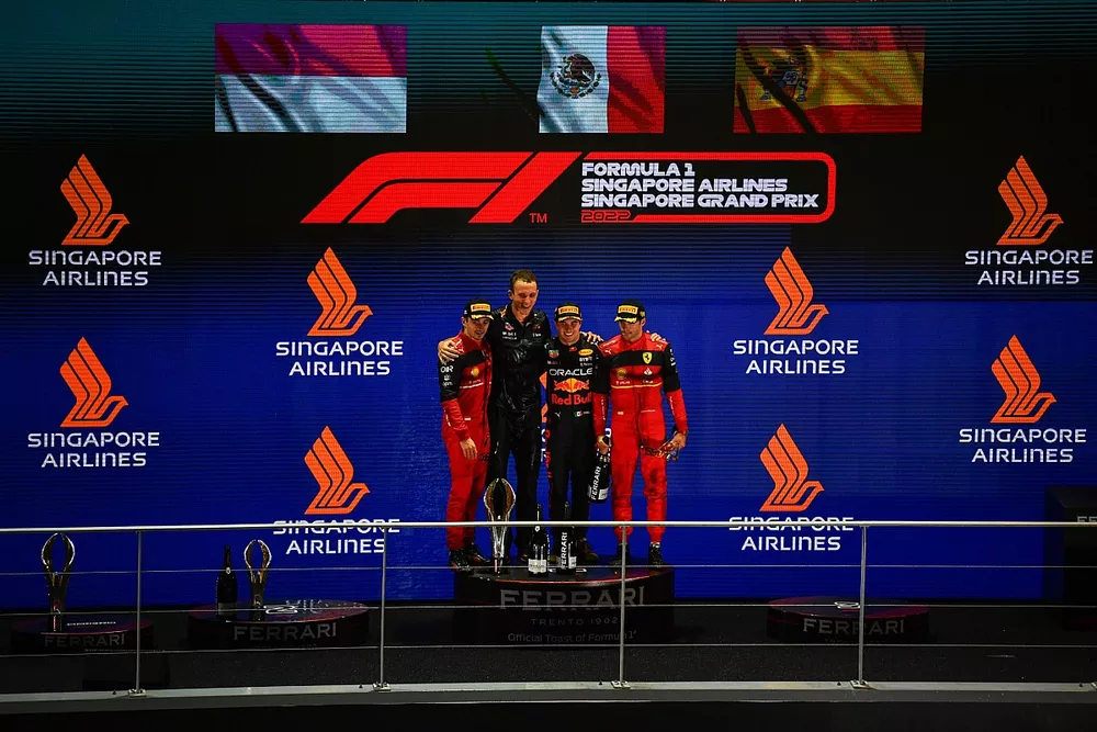 Podio: segundo lugar Charles Leclerc, Ferrari, ganador Sergio Pérez, Red Bull Racing, tercer lugar Carlos Sainz, Ferrari 