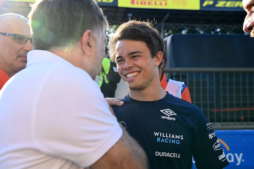 Jost Capito, director general de Williams Racing, y Nyck de Vries, de Williams Racing, celebran después de que este último consiga puntos en su debut en la F1