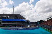 "Checo Pérez entró como un torpedo en la primera curva", dice Sainz