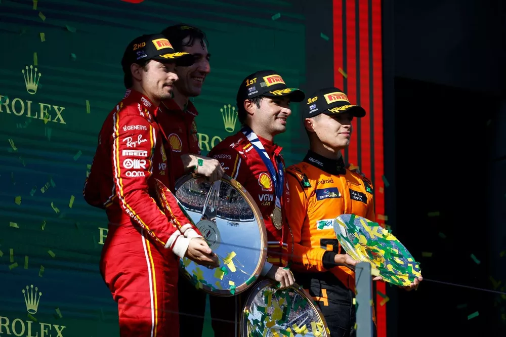 Podio: segundo lugar Charles Leclerc, ganador Carlos Sainz, Scuderia Ferrari, tercer lugar Lando Norris, McLaren F1 Team