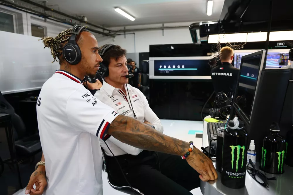 Sir Lewis Hamilton, Mercedes-AMG, con Toto Wolff, Team Principal e CEO, Mercedes AMG