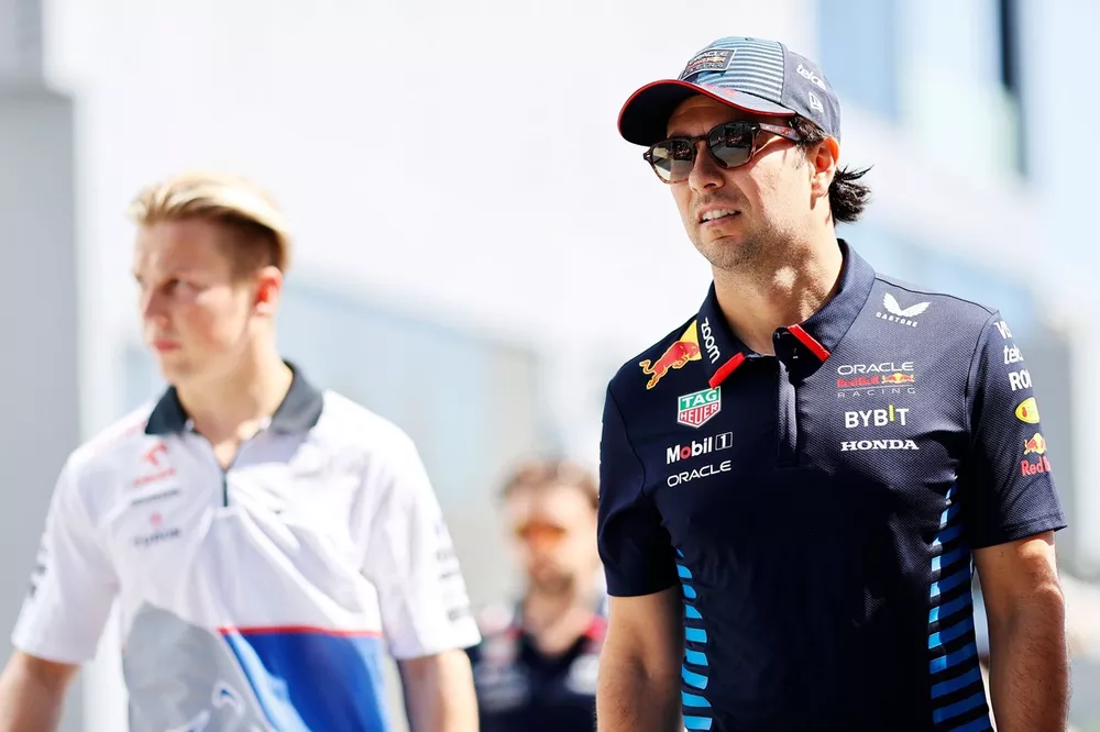 Sergio Perez, Red Bull Racing, arrive au circuit avec Liam Lawson, pilote de r&eacute;serve, Visa Cash App RB F1 Team 