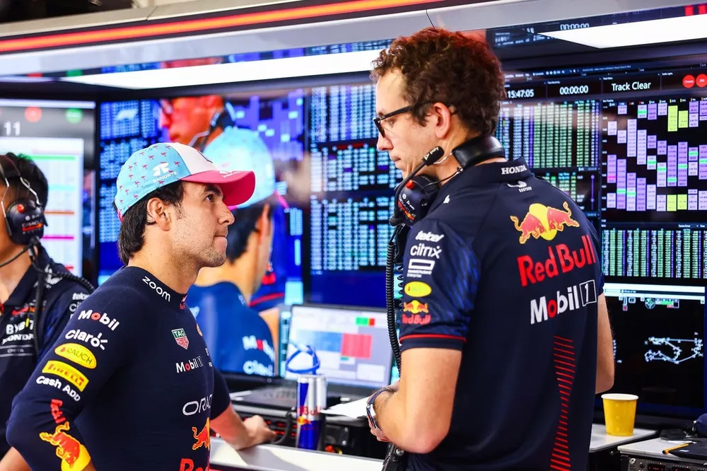 Sergio P&eacute;rez, Red Bull Racing habla con el ingeniero de carrera Hugh Bird