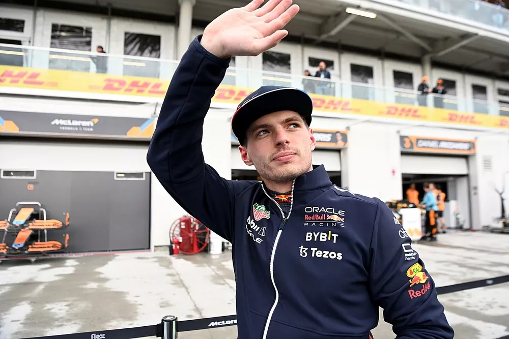 El hombre de la pole, Max Verstappen, de Red Bull Racing, saluda tras la clasificación