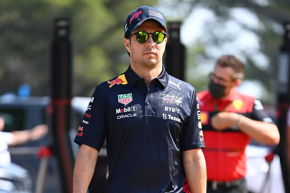 Sergio P&eacute;rez, Red Bull Racing, llega al paddock