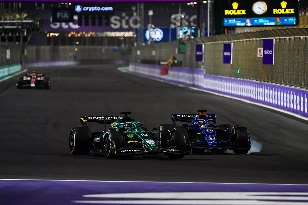 Lance Stroll, Aston Martin AMR22, se bat avec Alex Albon, Williams FW44