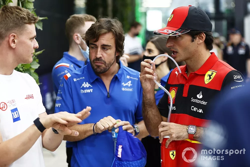 Mick Schumacher, Haas F1 Team, praat met Fernando Alonso, Alpine F1 Team, Carlos Sainz Jr., Ferrari 