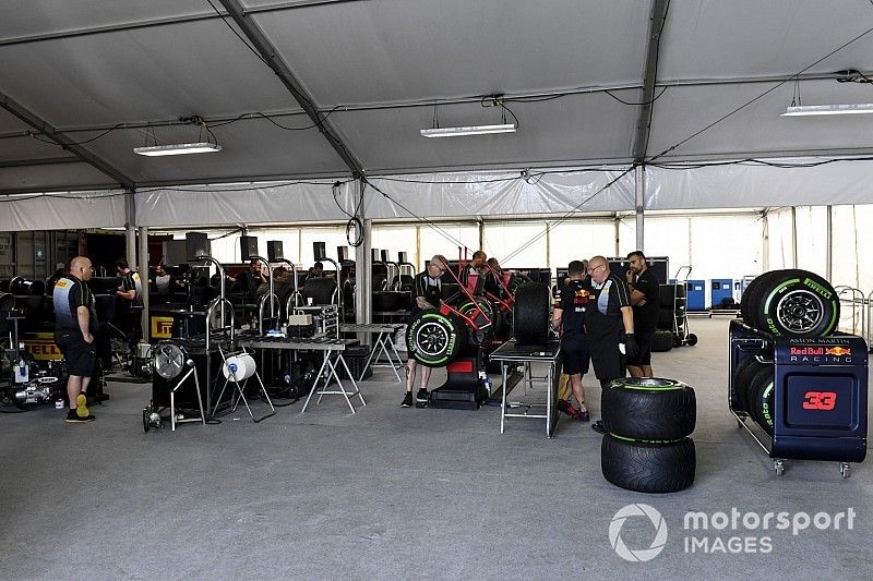 Los ingenieros de Pirelli con neum&aacute;ticos 