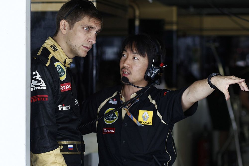 Виталий Петров и гоночный инженер Айао Комацу, Lotus Renault GP