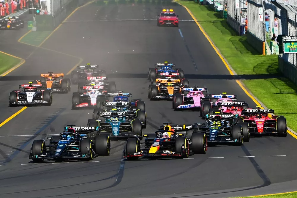 Max Verstappen, Red Bull Racing RB19, George Russell, Mercedes F1 W14, Lewis Hamilton, Mercedes F1 W14, Fernando Alonso, Aston Martin AMR23, Carlos Sainz, Ferrari SF-23, Charles Leclerc, Ferrari SF-23, the rest of the field at the start