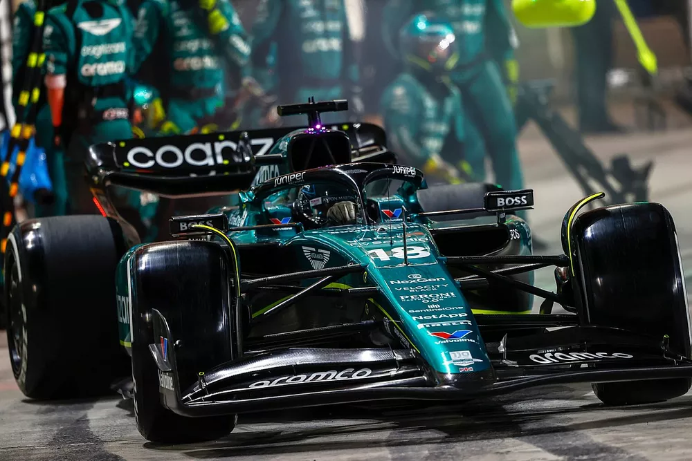 Lance Stroll, Aston Martin AMR23, sale de su box