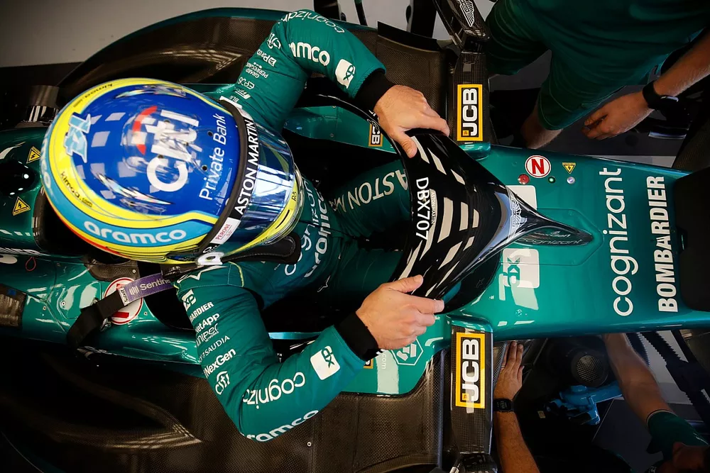 Fernando Alonso, Aston Martin F1 Team, s'installe dans son baquet