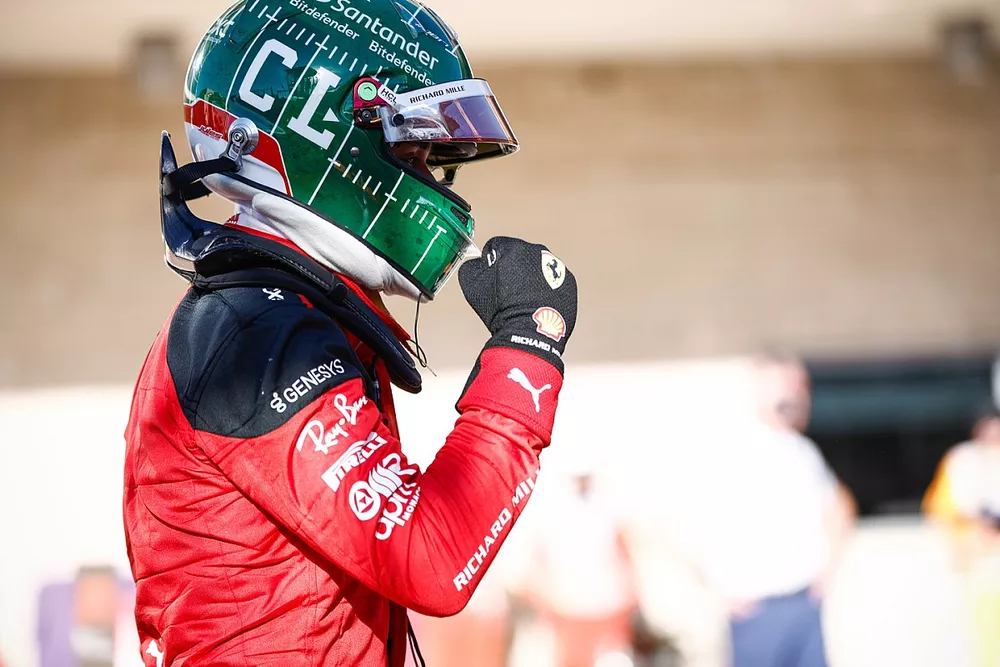 Ganador de la pole Charles Leclerc, Scuderia Ferrari, en Parc Ferme