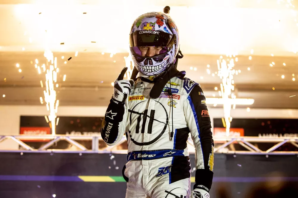 Daniel Suarez comemora vit&oacute;ria em Interlagos