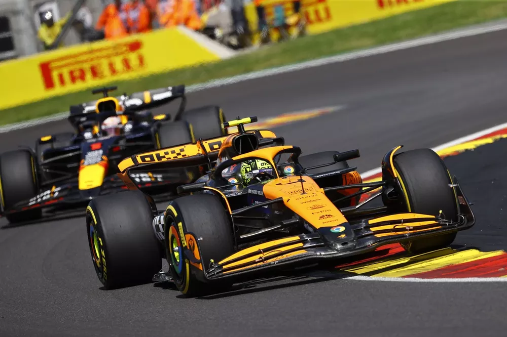 Lando Norris, McLaren MCL38, devant Max Verstappen, Red Bull Racing RB20